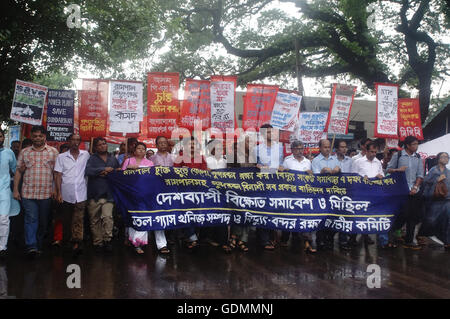 Dacca in Bangladesh. 18 Luglio, 2016. Il Comitato nazionale per proteggere Oil-Gas-Risorse Naturali chiede una protesta contro la Rampal impianto di alimentazione nella parte anteriore del Club della stampa. I governi del Bangladesh cantare un accordo con la compagnia indiana per la Rampal pianta di potere che molto dannosi per la foresta di Sundarban). © Md Mehedi Hasan/Pacific Press/Alamy Live News Foto Stock