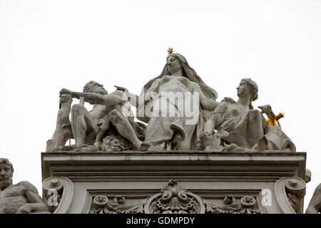 La scultura sul tetto del Palazzo di Hofburg a Vienna, in Austria Foto Stock