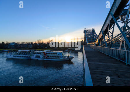 Dresda: Meraviglia Blu ponte sopra il fiume Elba al tramonto, in Germania, in Sassonia, Sassonia, Foto Stock