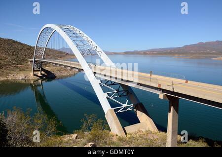 Roosevelt Lago di Ponte in Arizona in una giornata di sole Foto Stock