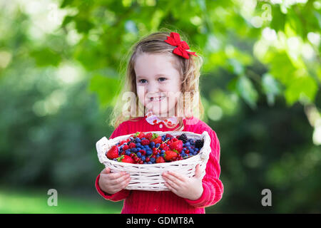 Bambini cherry picking su frutta farm. Bambini Le ciliegie di prelevamento in estate Orchard. Il Toddler kid e baby mangiare frutta fresca Foto Stock