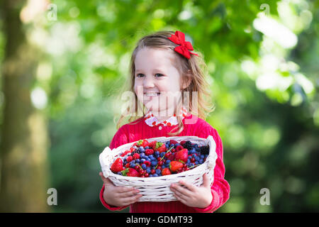 Bambini cherry picking su frutta farm. Bambini Le ciliegie di prelevamento in estate Orchard. Il Toddler kid e baby mangiare frutta fresca Foto Stock