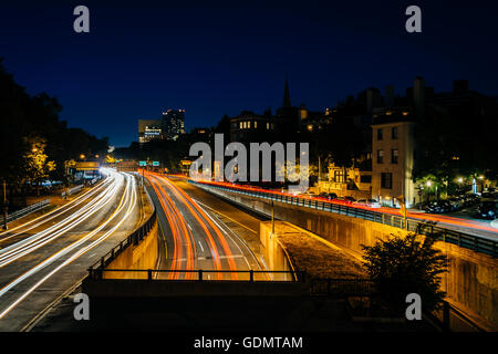 Una lunga esposizione del traffico lungo Storrow Drive di notte in Beacon Hill, Boston, Massachusetts. Foto Stock