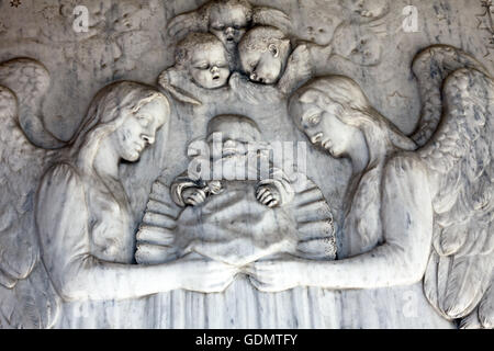 Dettaglio di un lutto scultura su un cimitero Mirogoj, Zagabria, Croazia Foto Stock