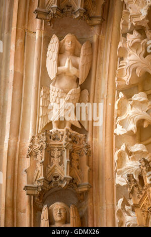 Monastero di Santa Maria da Vitoria, Sito Patrimonio Mondiale dell'UNESCO, entrata principale con doppia aletta angeli, monastero chiesa Foto Stock