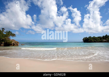 Turchese del mare presso la bellissima spiaggia di Playa Maguana Baracoa, provincia di Guantánamo, a Cuba Foto Stock