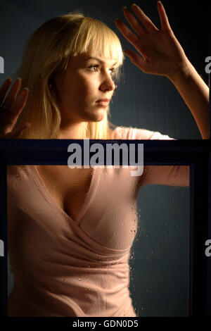 Ritratto di una donna bionda, 20 Foto Stock
