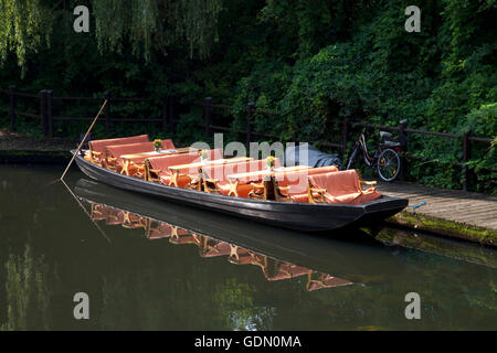 Imbarcazione turistica nel ferry terminal, Luebben, Spreewald, foresta di Sprea, Brandenburg Foto Stock