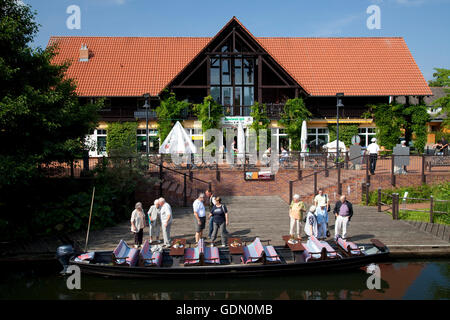 Imbarcazione turistica nel ferry terminal, Luebben, Spreewald, foresta di Sprea, Brandenburg Foto Stock