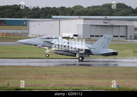 168930, un Boeing F/A-18F Super Hornet della marina degli Stati Uniti, stadi attraverso Prestwick en route per visualizzare a Farnborough. Foto Stock