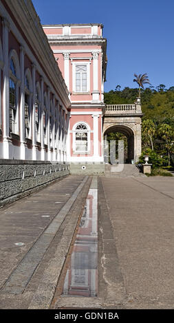 Vista laterale del Palazzo Imperiale e la sua riflessione in Petropolis, Rio de Janeiro, Brasile Foto Stock