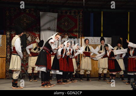 10Il festival internazionale del folklore, Lukavac.Everyhere KUD Ozren da Krtova dalla Bosnia,eseguito danze da Sumadija ,Serbia Foto Stock