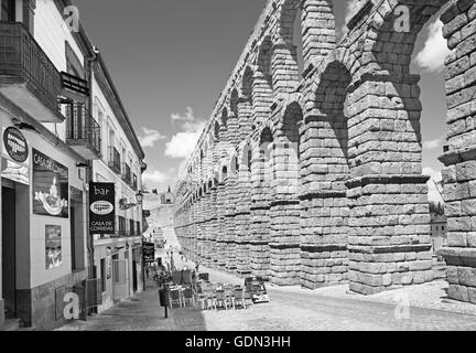 SEGOVIA, SPAGNA, aprile - 15, 2016: acquedotto da sud. Foto Stock