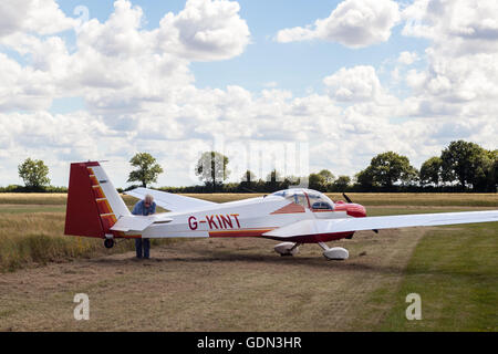 Uomo di sollevamento coda glider per ruotarlo intorno Foto Stock