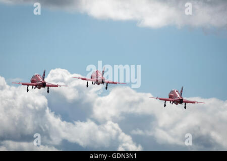Tre RAF frecce rosse aviogetti Hawk in cielo poco dopo il decollo Foto Stock
