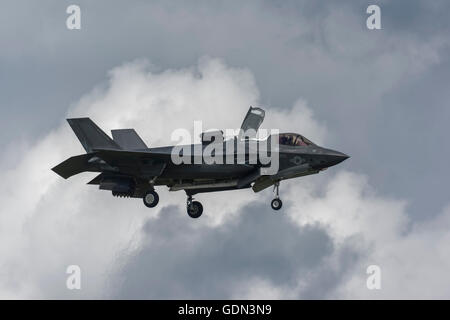 F-32B jet da combattimento aereo in bilico nel cielo. Foto Stock