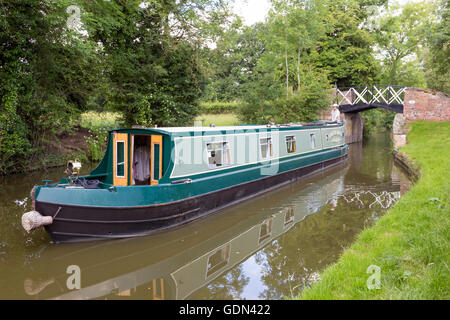Il canottaggio sulla Stratford upon Avon canal vicino Lapworth, Warwickshire, Inghilterra, Regno Unito Foto Stock