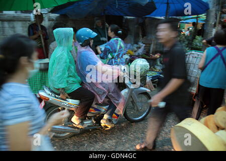 Le persone al Talat Warorot nella città di Chiang Mai nel nord della Thailandia in Southeastasia. Foto Stock