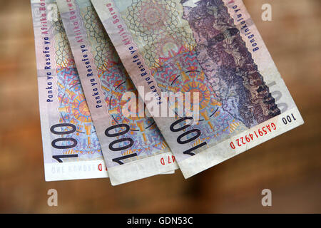 100 Rand note sulla linea di lavaggio, Sud Africa Foto Stock