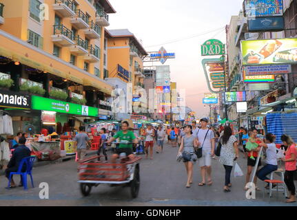 Occupato Khaosan Road di Bangkok in Thailandia. Foto Stock