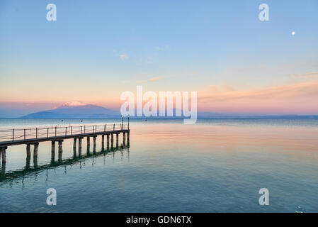 Il paesaggio del lago di Garda, vista da Sirmione in Lombardia, Italia. Foto Stock