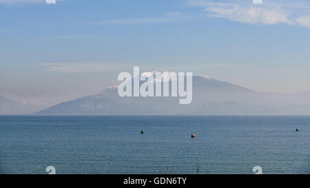 Il paesaggio del lago di Garda, vista da Sirmione in Lombardia, Italia. Foto Stock