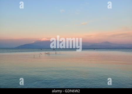 Il paesaggio del lago di Garda, vista da Sirmione in Lombardia, Italia. Foto Stock