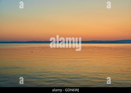 Tramonto sul lago di Garda, vista dalla penisola di Sirmione che divide la parte inferiore del Lago di Garda. Foto Stock