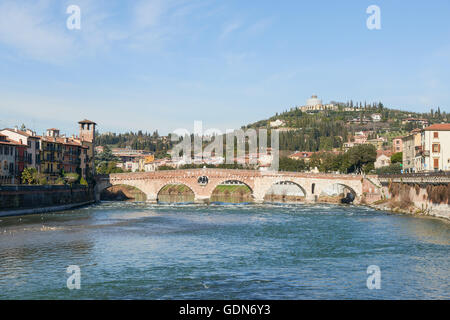 Ponte Pietra, un arco romano ponte che attraversa il fiume Adige. Il ponte fu completata nel 100 A.C. Foto Stock