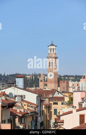 La Torre dei Lamberti, un 84 m alta torre a Verona, Italia settentrionale. È situato vicino alla piazza delle erbe. Foto Stock