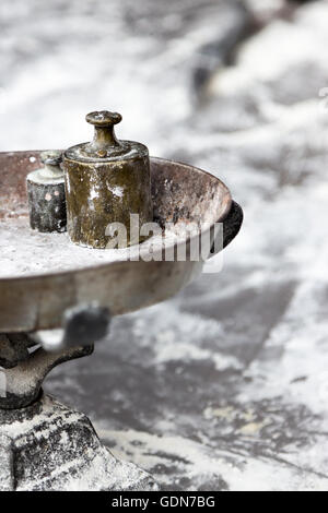 Steelyard con pesi su un tradizionale mercato artigiano.immagine verticale. Foto Stock