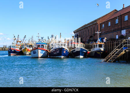 Peschereccio barche ormeggiate nel porto. In Scarborough, North Yorkshire, Inghilterra. Foto Stock