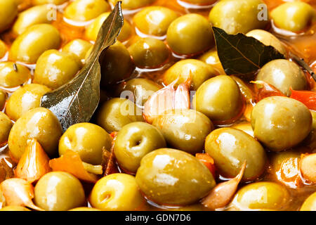 Olive marinate su un tradizionale mercato artigianale.L'immagine orizzontale. Foto Stock