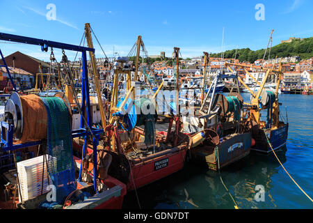 Peschereccio barche ormeggiate nel porto. a Scarborough Foto Stock
