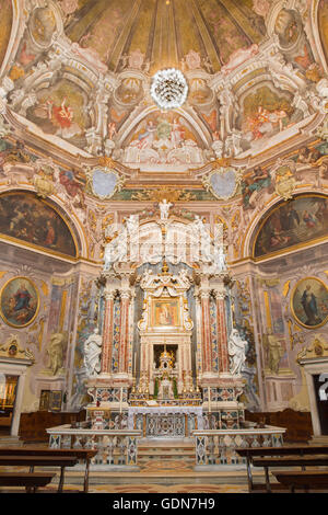 BRESCIA, Italia - 21 Maggio 2016: l altare maggiore e gli affreschi delle virtù cardinali nella Chiesa di Santa Maria della Carita Foto Stock