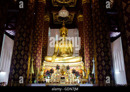 Big Buddha gloden statua immagine nome Phra Phuttha Nimit Wichitmara Moli Sri Sanphet Boromatrailokanat nel ubosot al Wat Na Ph Foto Stock