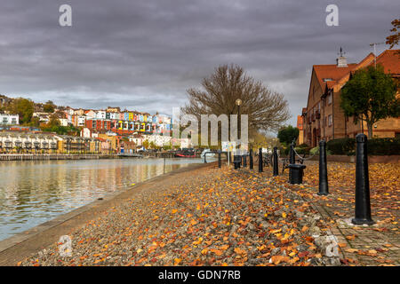 Vista di colorate case a schiera da Baltic Wharf Marina attraverso Floating Harbour, Bristol, Regno Unito Foto Stock