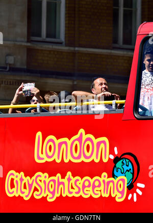 Londra, Inghilterra, Regno Unito. I turisti al piano superiore di un open top bus panoramico Foto Stock