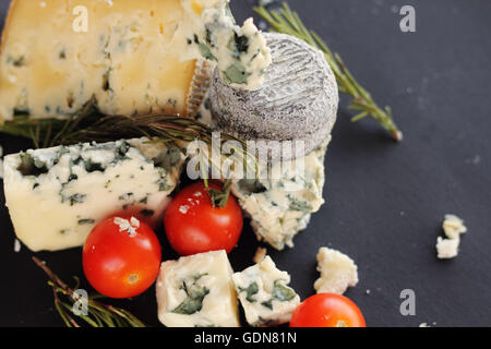Il Roquefort e composizione su sfondo scuro Foto Stock