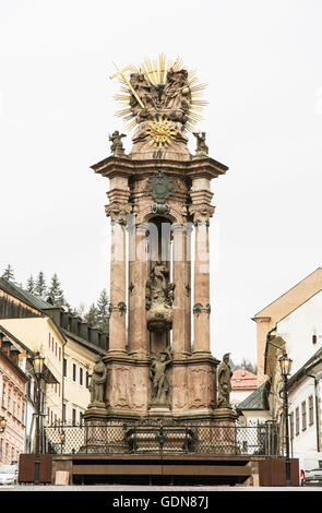 Storica Piazza della Trinità con la monumentale colonna della peste in Banska Stiavnica, Repubblica slovacca. Il patrimonio culturale. Foto Stock