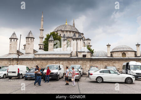 Istanbul, Turchia - 28 Giugno 2016: la gente comune a piedi sulla strada di Istanbul vicino alla Moschea Nuruosmaniye Foto Stock