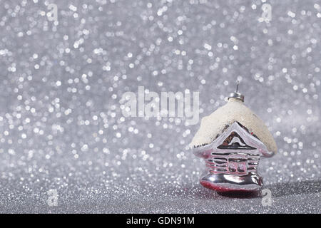 Decorazioni di Natale su shiny glitter con fondo argento con spazio di copia Foto Stock