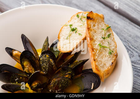 Cozze cotte sulla piastra. Foto Stock