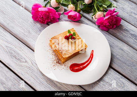 Piastra di colore bianco con il dessert. Foto Stock