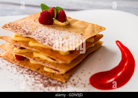 Sfoglia con foglie di menta. Foto Stock