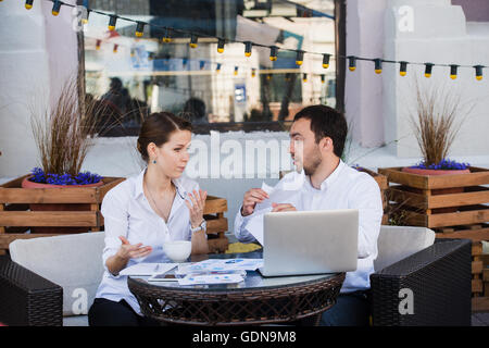 Imprenditore e imprenditrice incontro nel Coffee Shop Foto Stock