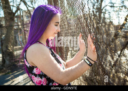 Ragazza al di fuori del ritratto con capelli viola Foto Stock