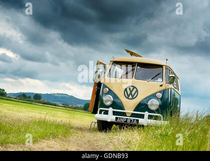 1963 VW Volkswagen split screen camper parcheggiato in un campo in Cotswolds. Regno Unito. HDR Foto Stock