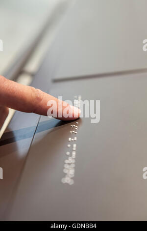 Didascalia di testo in lingua braille al museo. Messa a fuoco selettiva Foto Stock