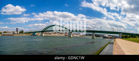 Treno vecchio ponte sul fiume Sava a Belgrado in Serbia Foto Stock